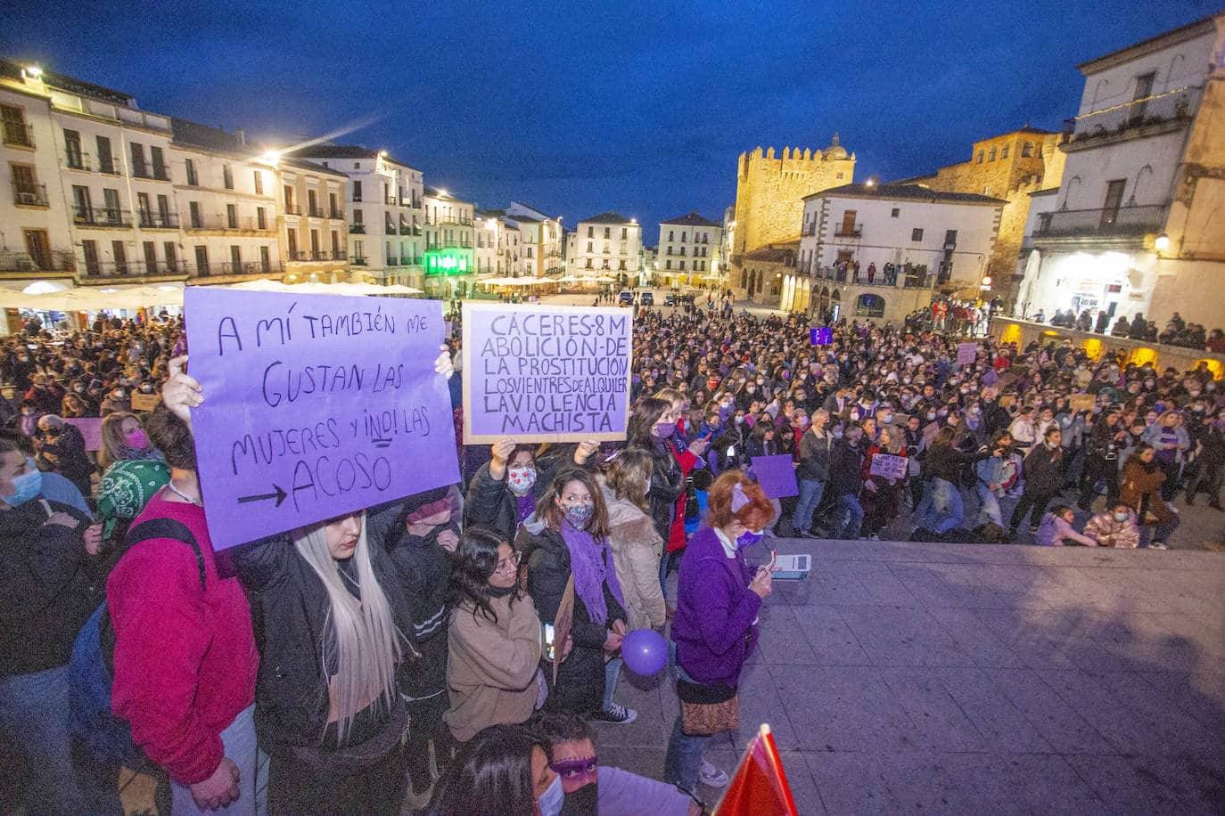 La manifestación del 8-M en Cáceres terminó en la plaza Mayor.