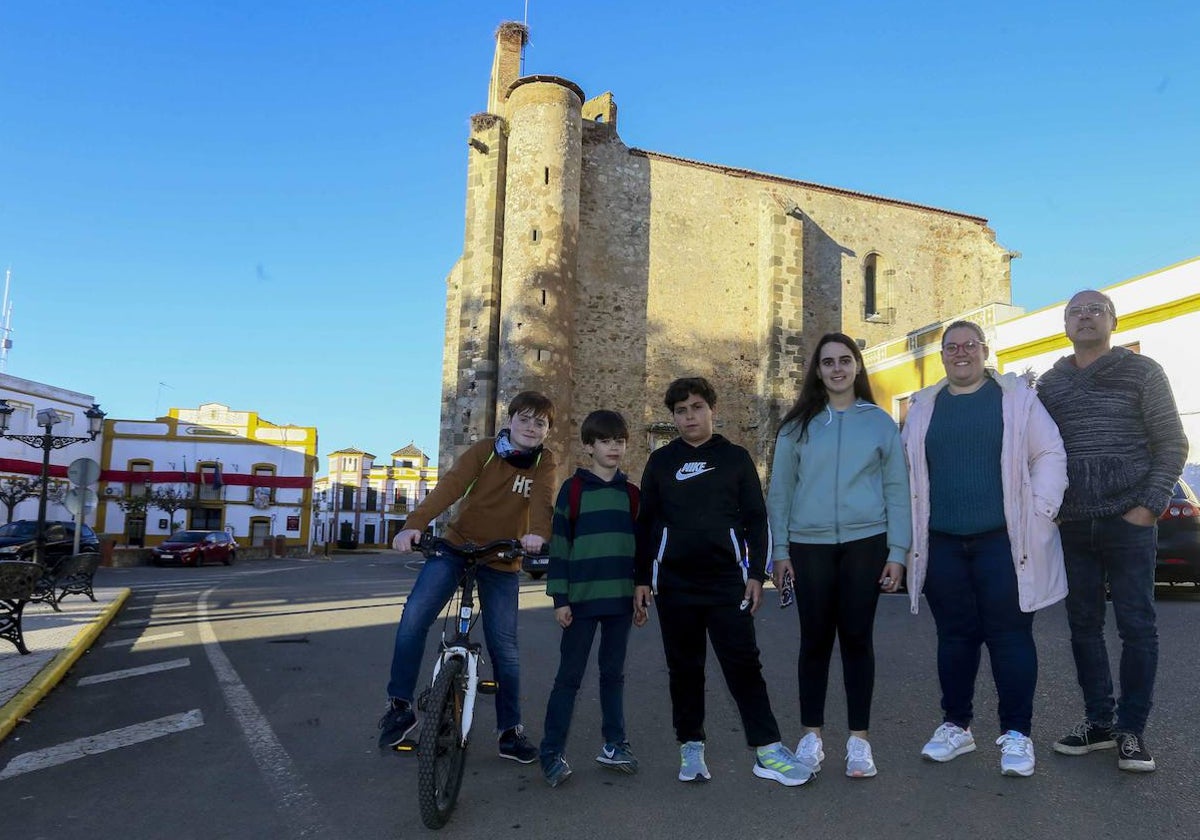 Joaquín Pérez, a la derecha, junto a un grupo de campaneros de Almendral, delante de la iglesia de San Pedro Apóstol.