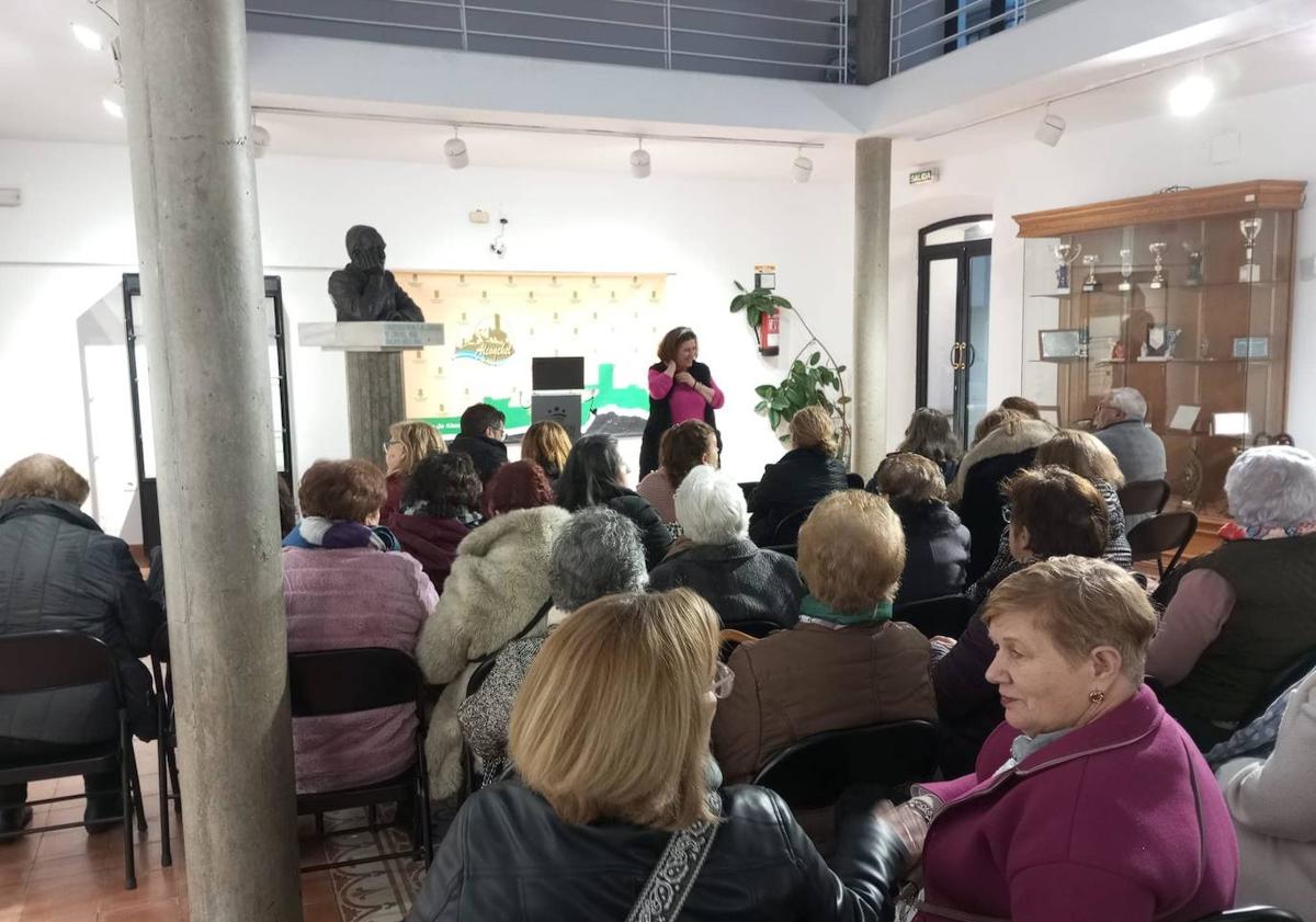 Imagen principal - Arriba, participantes en el acto institucional. Abajo, presentación y momento de la actuación de la monologuista Pepa Guillén.