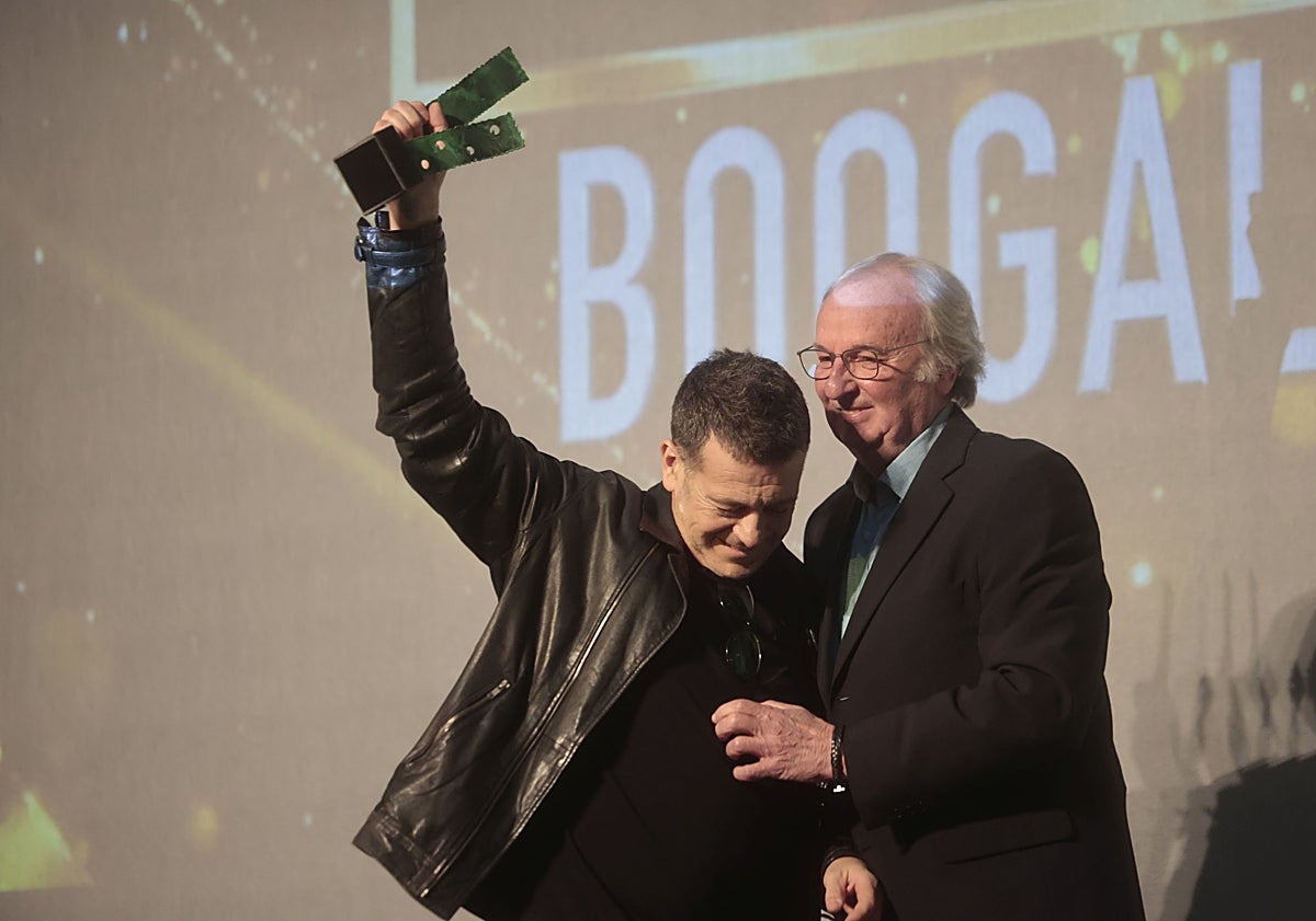 Imagen principal - Arriba, aco Martín y Diego Barriga, de Boogaloo. Debajo, distinción para Bellota Rock por la mejor programación musical. Sobre estas líneas, Sam George.