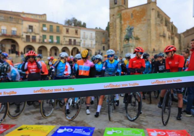 Ciclistas de esta edición en la línea de salida de Trujillo este sábado.