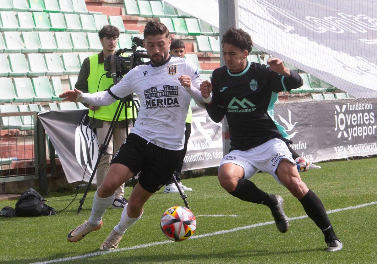 Chuma luchando el balón que dio origen al primer gol el domingo pasado ante el Atlético Baleares.