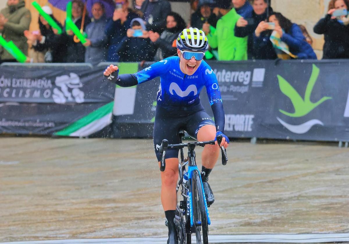 Marielle Meijjering, del conjunto Movistar Team, ayer durante su llegada a meta a Guadalupe.