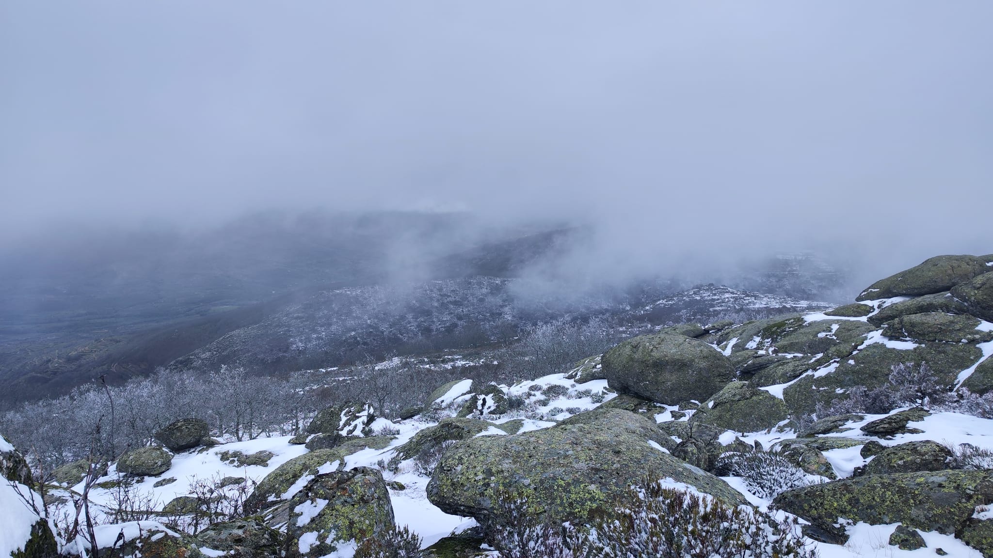 La nieve se ha acumulado en Piornal, unos 5 centímetros, y en los alrededores el espesor podría llegar a los 10 centímetros.