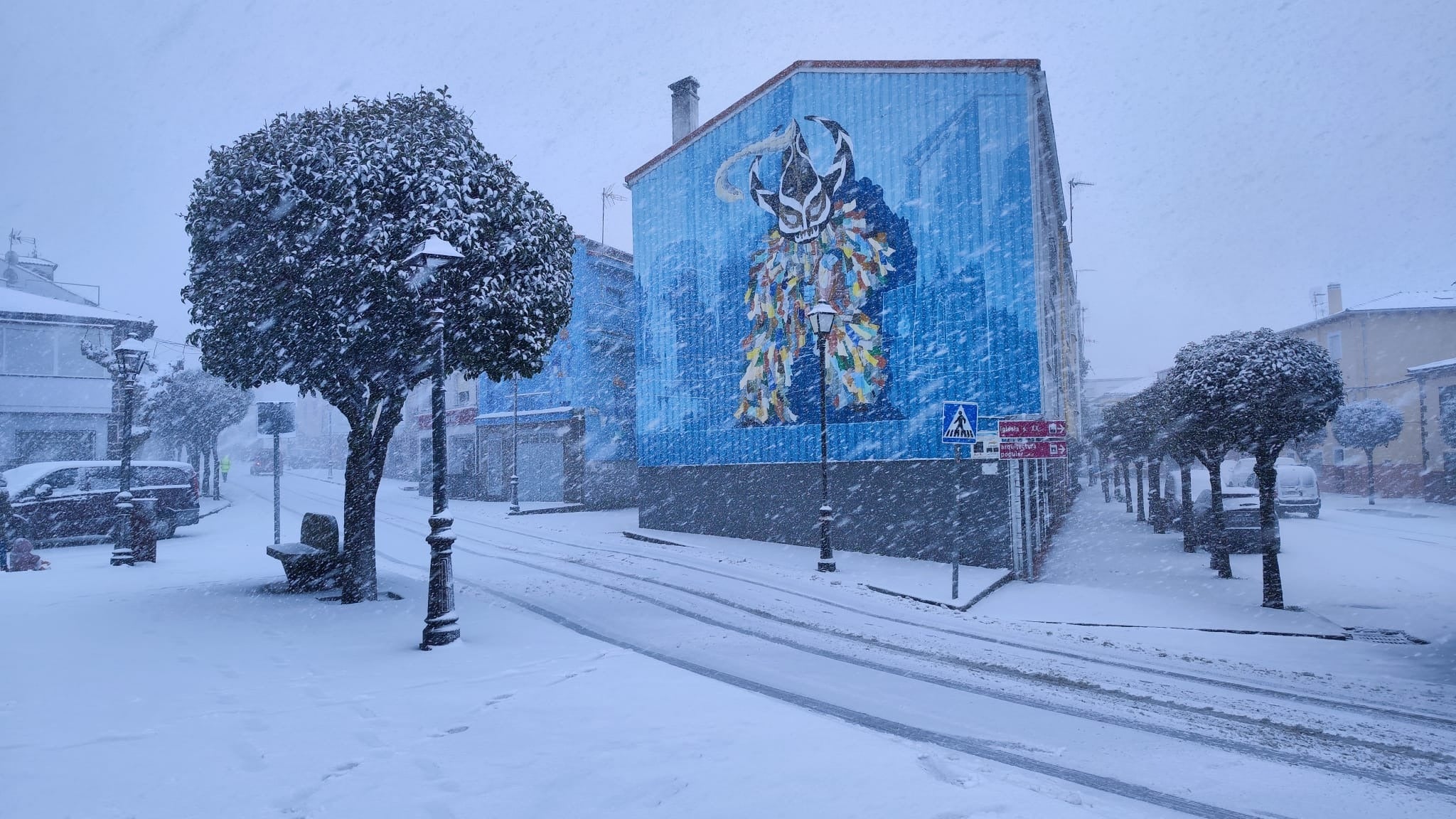 La nieve se ha acumulado en Piornal, unos 5 centímetros, y en los alrededores el espesor podría llegar a los 10 centímetros.