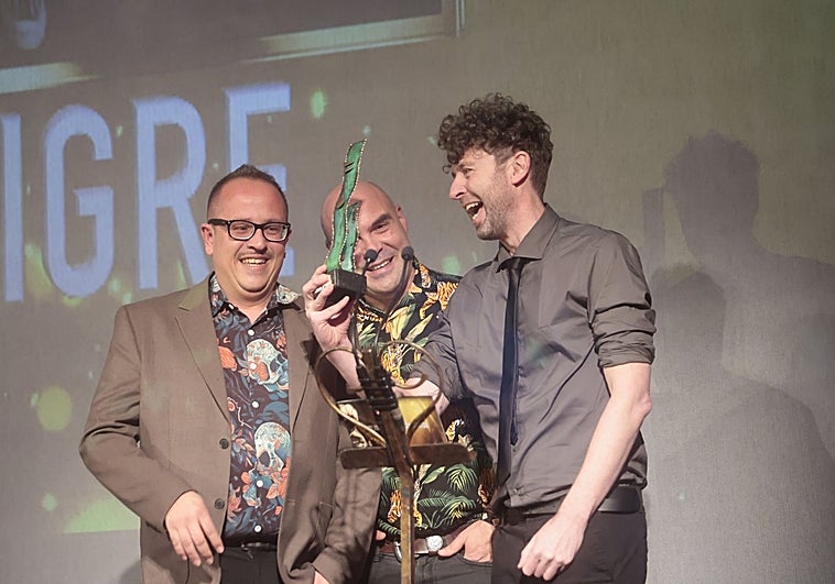 Fermín Solís junto a los integrantes de 'Hombre Tigre'. Se llevaron dos premios.