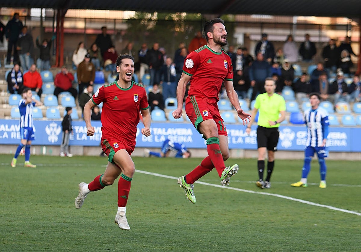 Samu Manchón celebra el gol de la victoria del Badajoz en Talavera, perseguido por su compañero Álex Alegría.