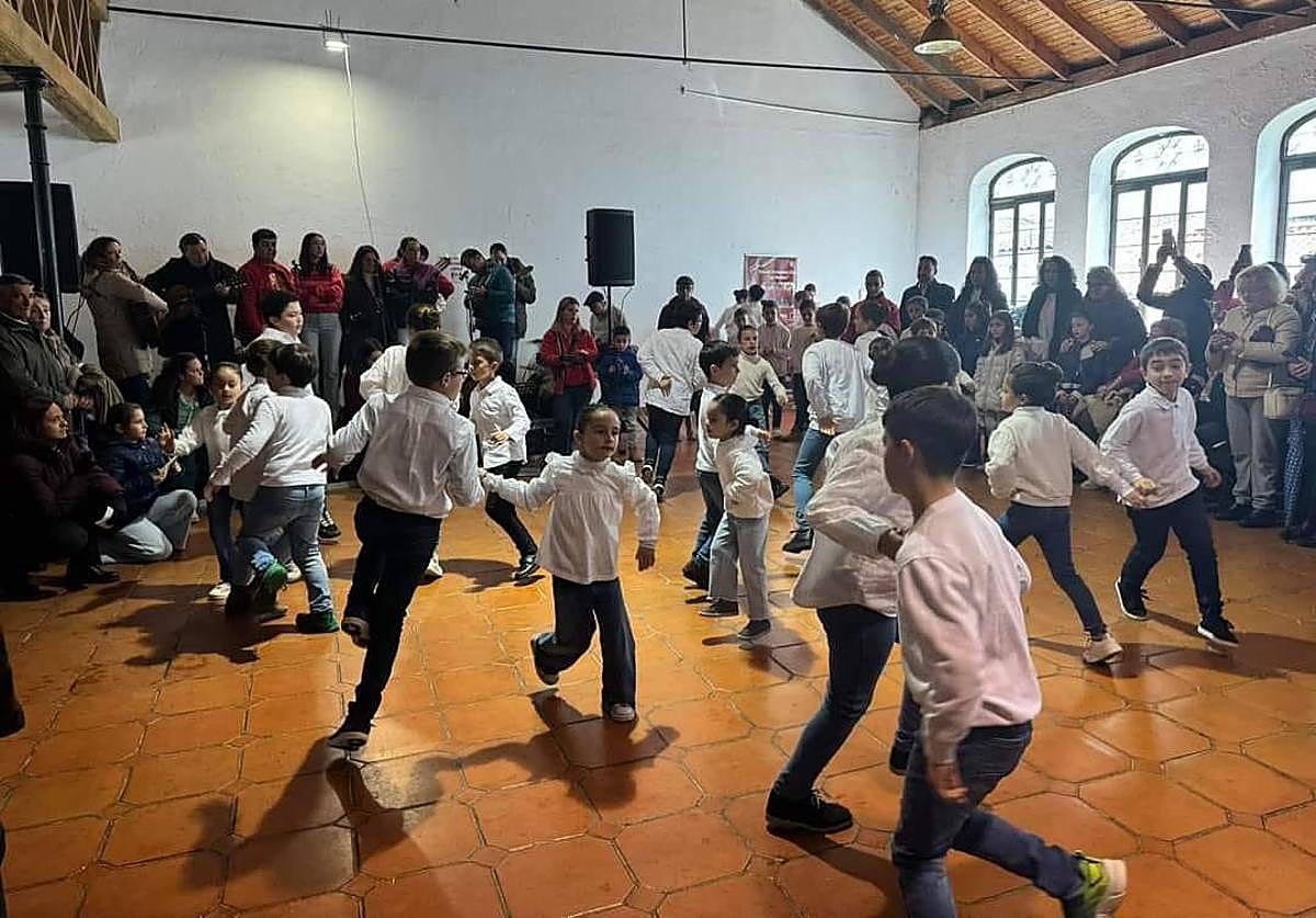 Actuación de Los Jateros más pequeños.