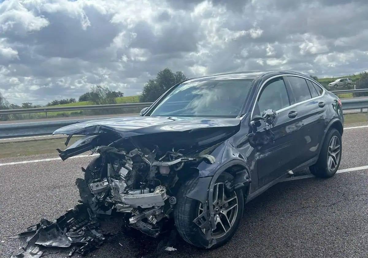 Mercedes accidentado este domingo en la A-5 que conducía en sentido contrario un hombre de 85 años.