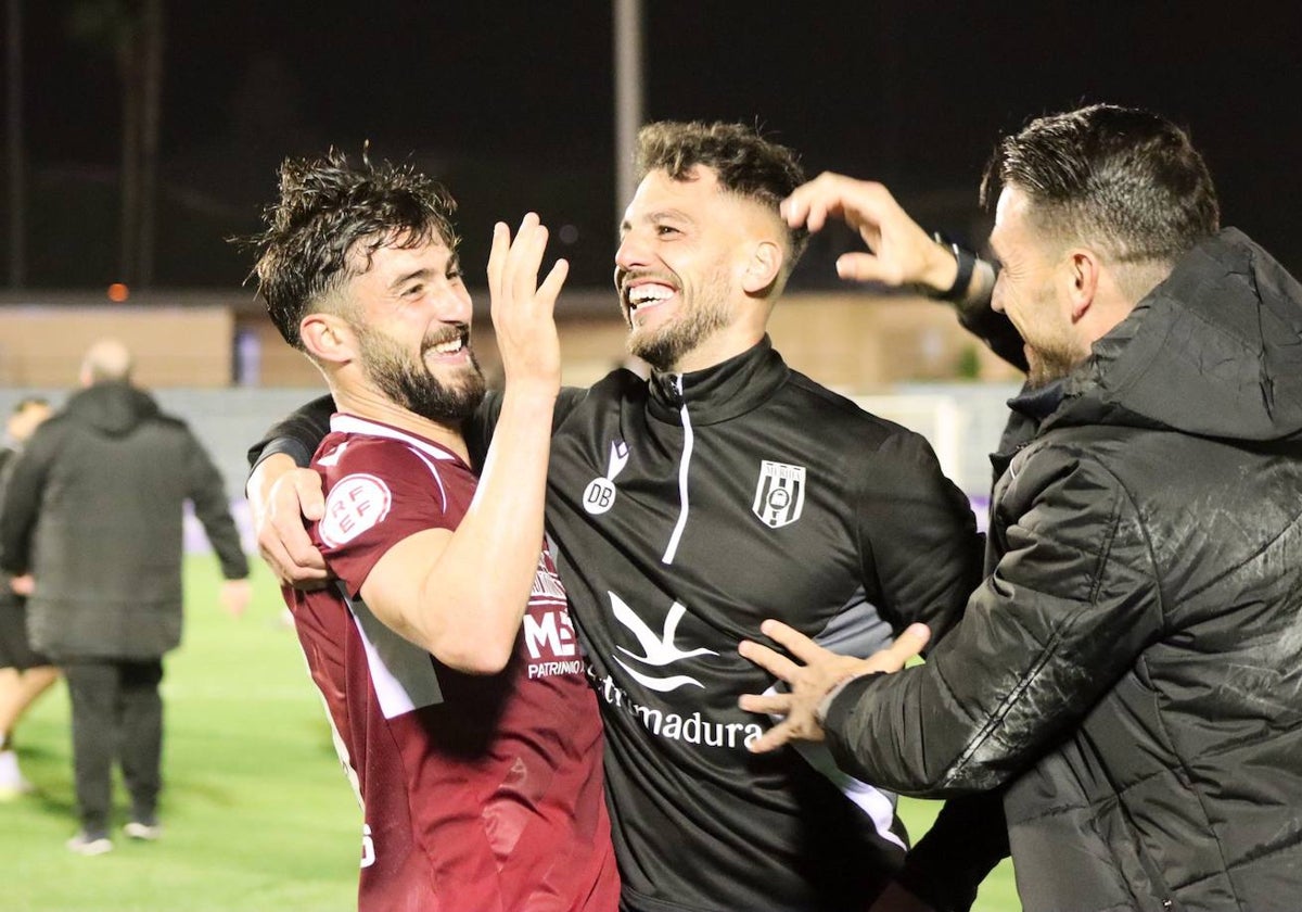 Chuma celebra el triunfo con Rocha y Juandi Barrero, fisio del club.