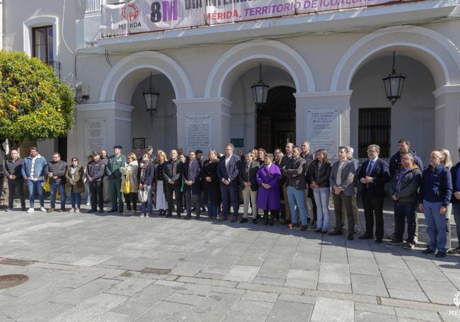 Imagen del minuto de silencio celebrado en Mérida.