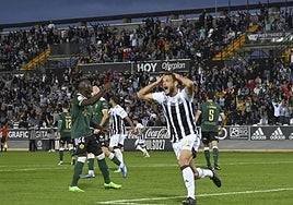 Miguel Núñez se lamenta tras una ocasión fallada en un partido de esta temporada.