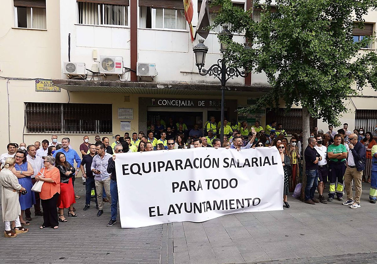 Concentración de trabajadores municipales a las puertas de Recursos Humanos en 2022.