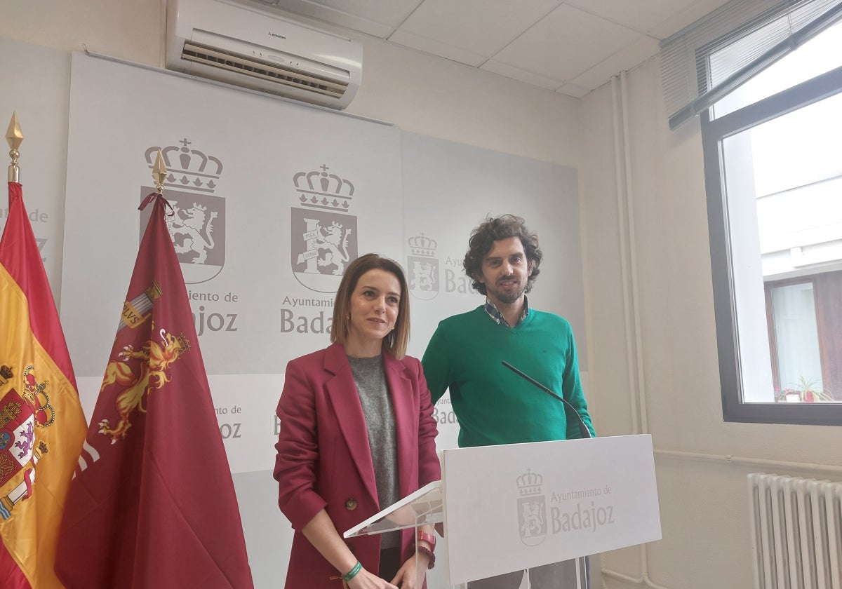 Los concejales Gema Cortés y Carlos Urueña, este martes, en rueda de prensa tras la junta de Gobierno.