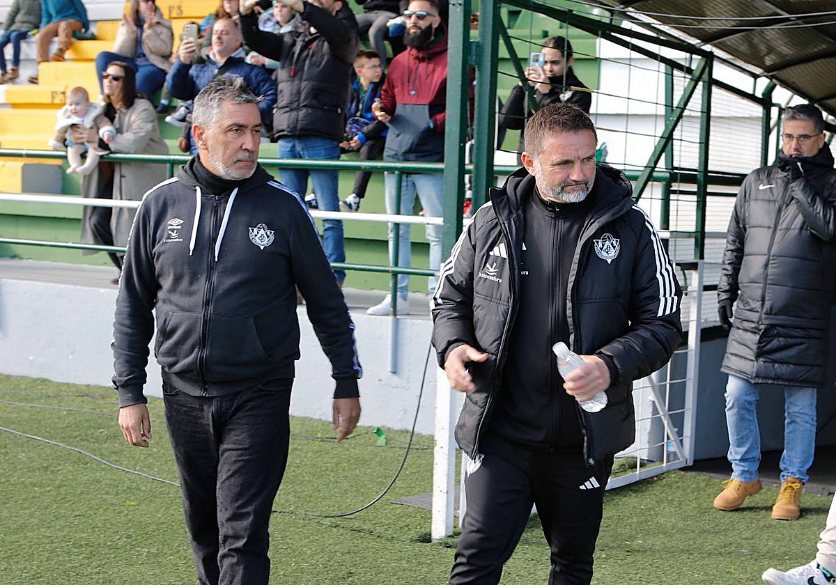 Julio Cobos (derecha) en el último partido en el Príncipe Felipe frente al San Fernando.