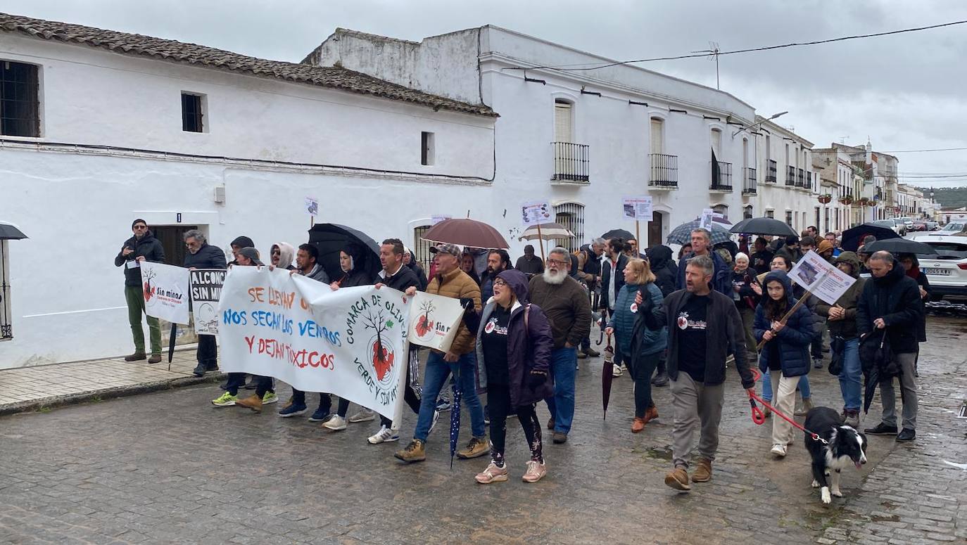 Los participantes recorrieron varias calles de Alconchel y leyeron un manifiesto en la plaza de España.