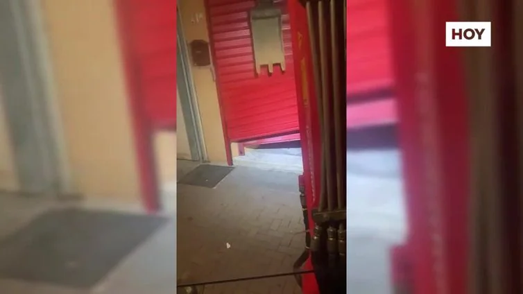 Revientan la puerta de la sede del PSOE de Almendralejo con una retroexcavadora