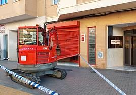 Sede del PSOE de Almendralejo después del incidente, con la retroexcavadora.