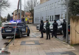 Depliegue policial en los juzgados de Cáceres el pasado sábado, cuando la jueza tomó declaración al alguacil de Hinojal y decretó su ingreso en prisión provisional.