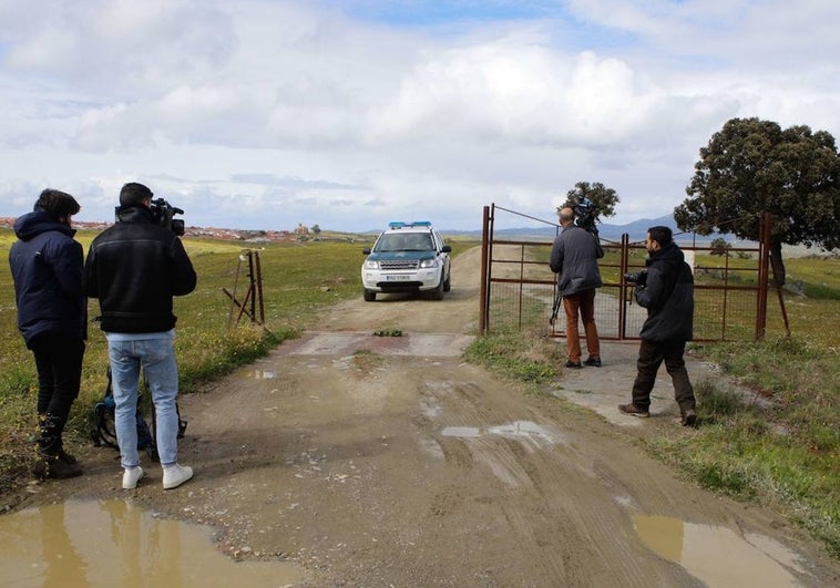 La Guardia Civil saliendo de la dehesa boyal de Hinojal tras localizar el cuerpo sin vida de Vicente Sánchez.