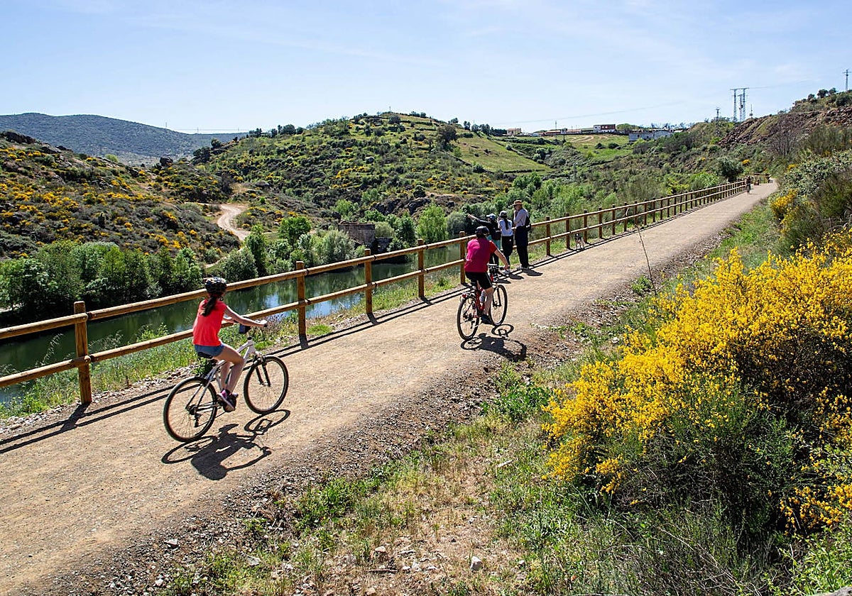 Ciclistas en una vía verde de la región.