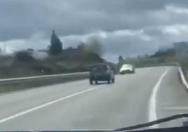 El vídeo graba el momento en el que se cruza con varios coches.