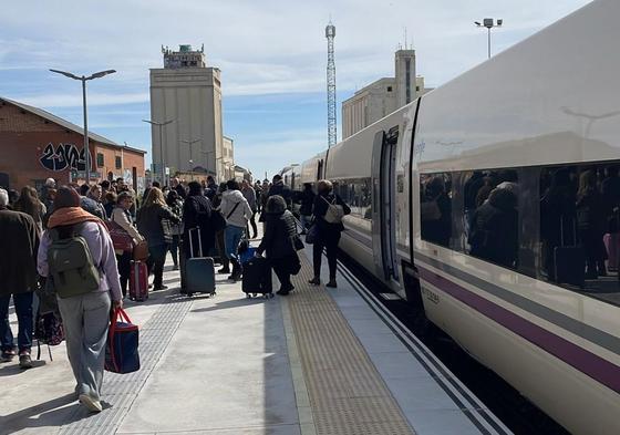 Los pasajeros del tren que viajaba hasta Madrid se detuvo en Torrijos por la incidencia en Humanes