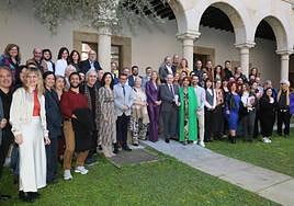 María Guardiola y Jesús Cimarro en el centro, junto a parte del elenco que actuará en las representaciones del Festival Internacional de Teatro Clásico de Mérida.