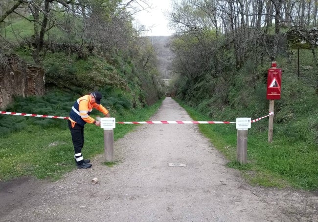 Protección Civil de Hervás señalizó la zona afectada para impedir que se acceda a ella.