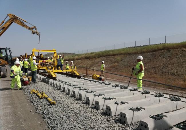 Operaciones de montaje de carril sobre traviesa polivalente.