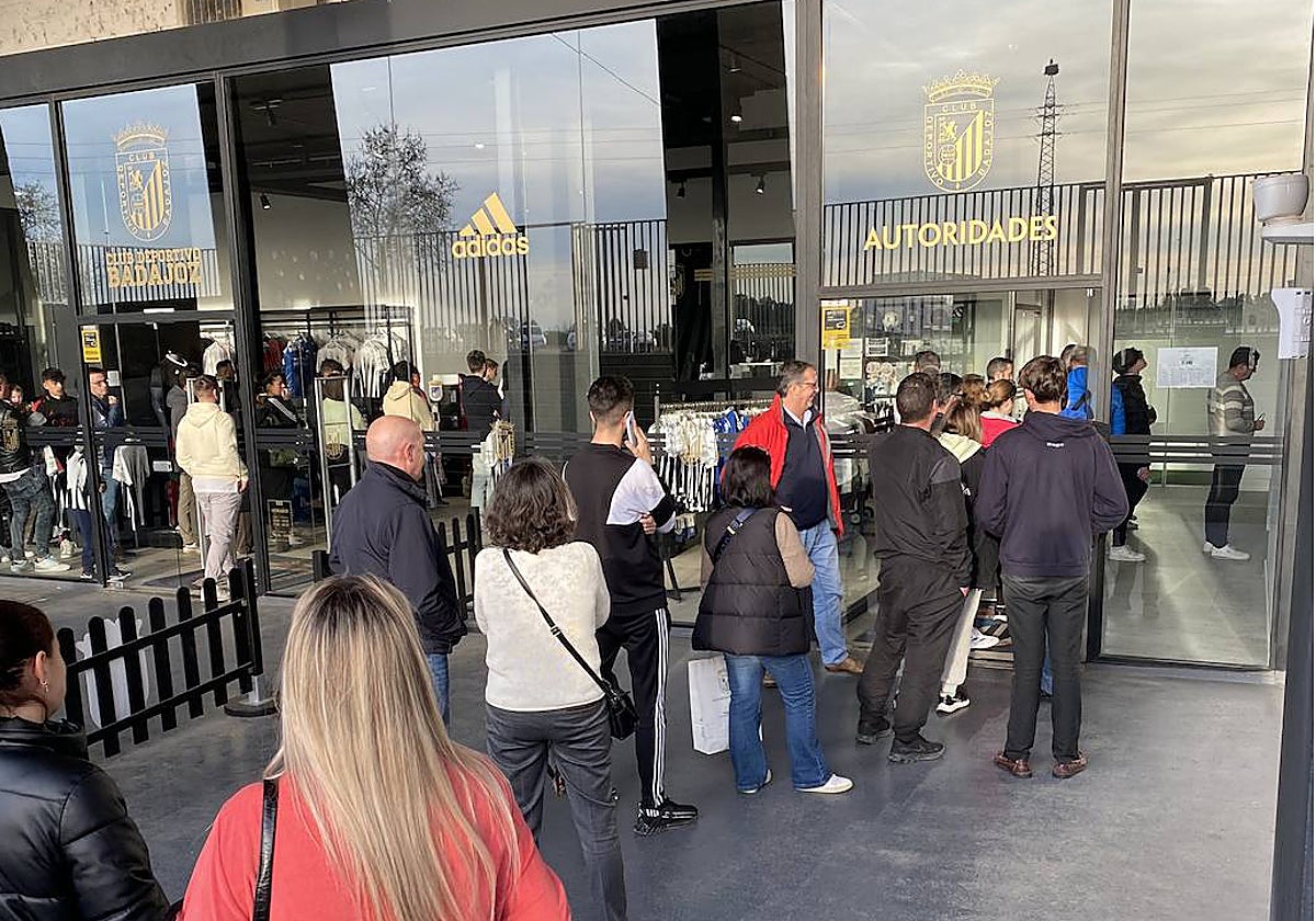 Colas durante la semana para adquirir entradas para el domingo.