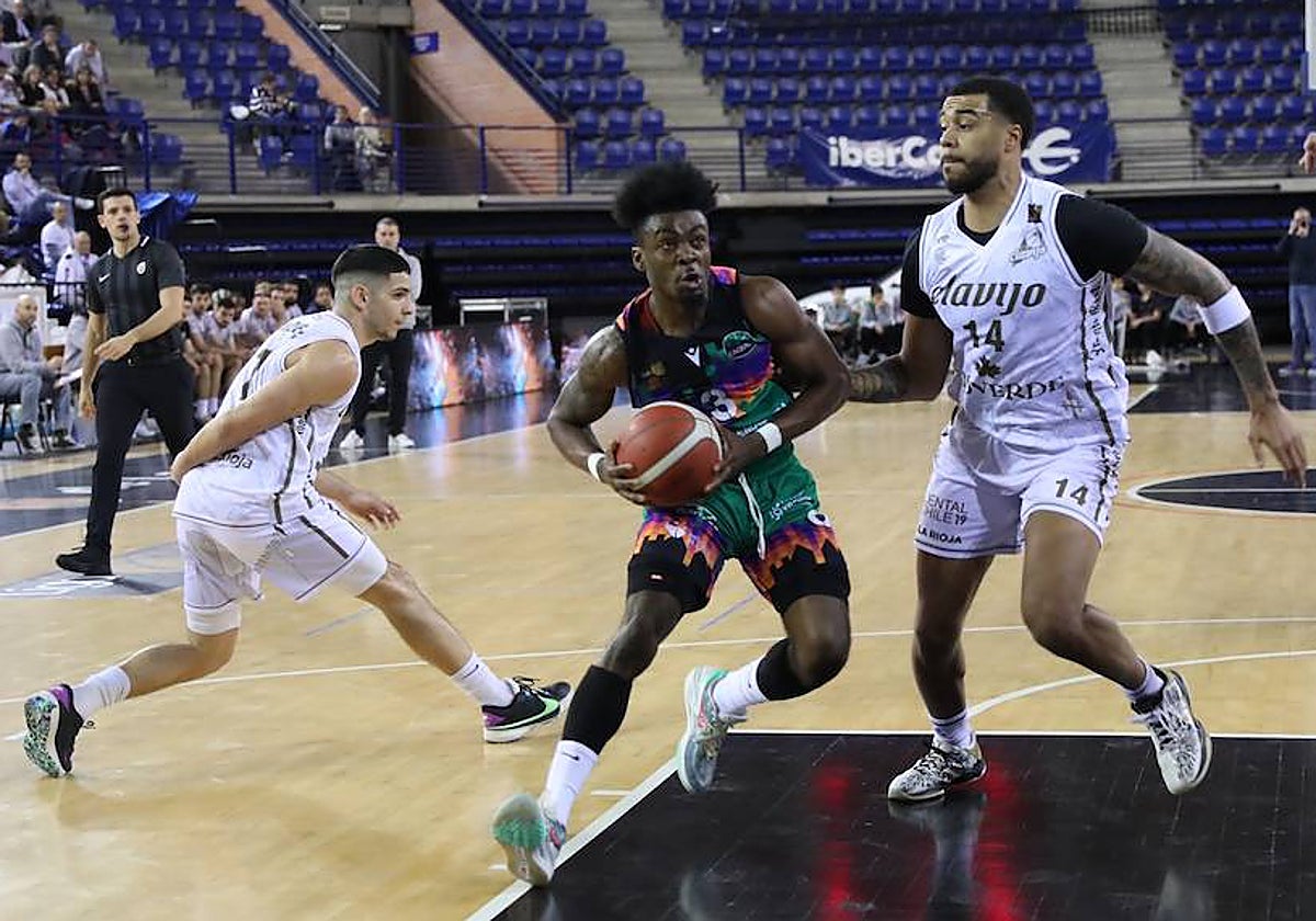 Nuga es defendido por Tamba en el duelo de este miércoles.