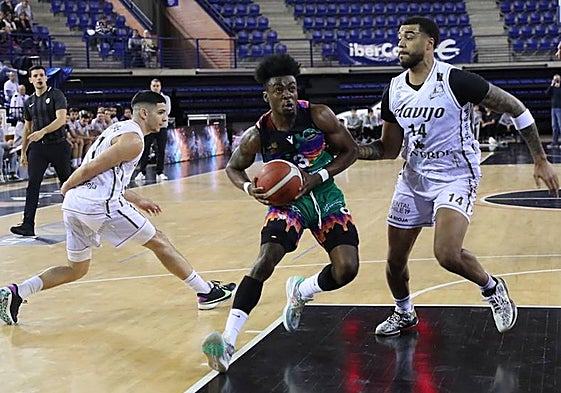 Nuga es defendido por Tamba en el duelo de este miércoles.