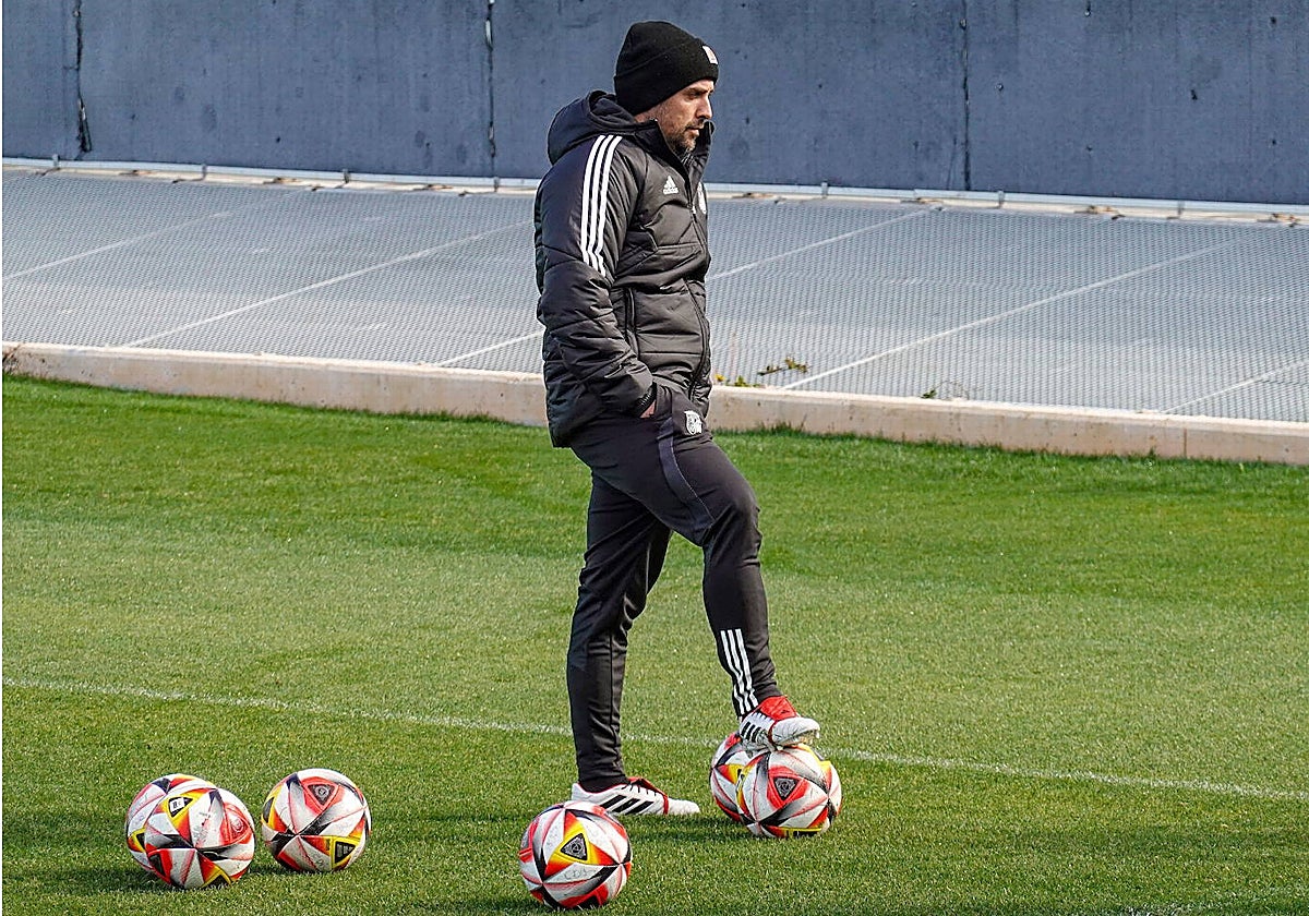 Luis Oliver Sierra dirigiendo el entrenamiento de este miércoles.