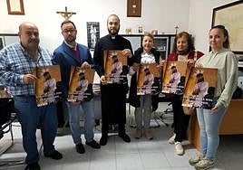 El párroco y representantes de las cofradías en la presentación de la Semana Santa
