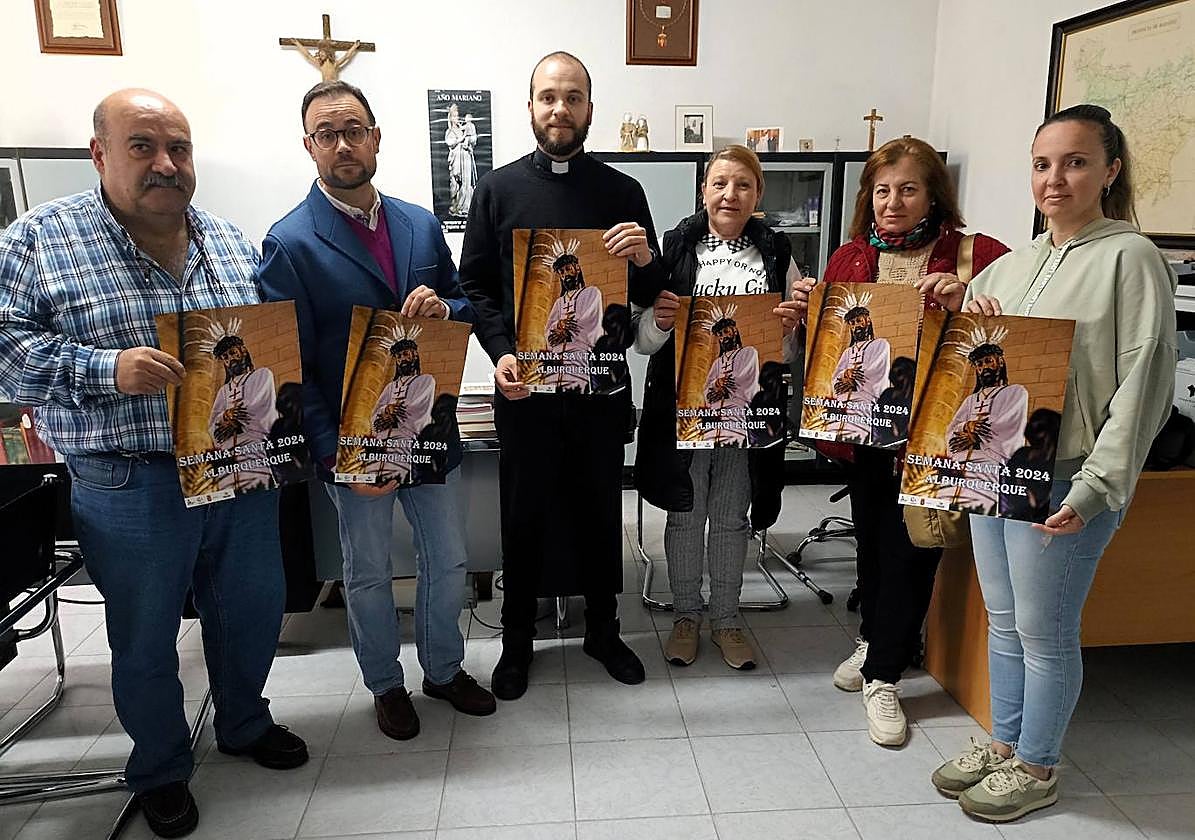 El párroco y representantes de las cofradías en la presentación de la Semana Santa