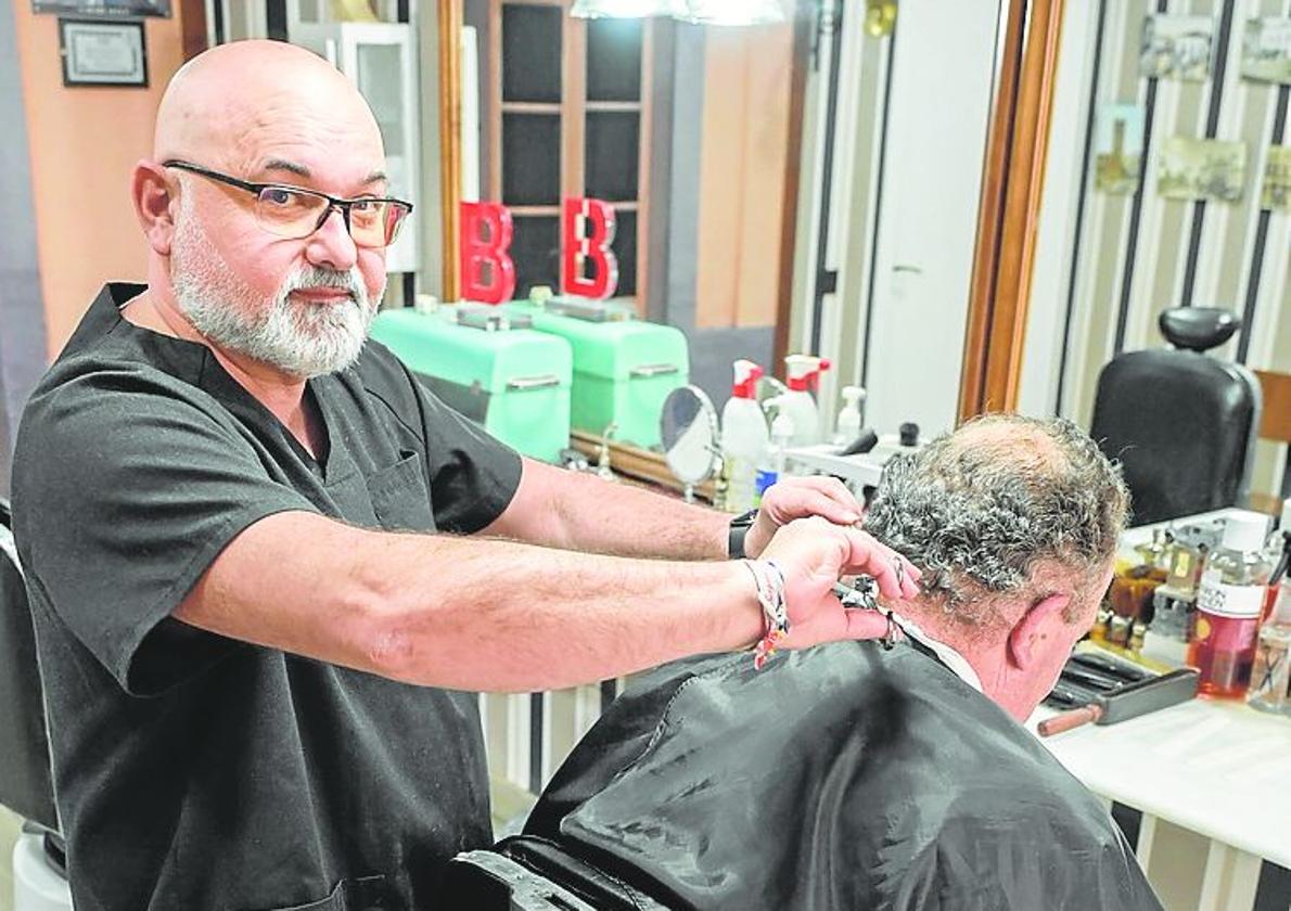 Chema Blanco en su peluquería tradicional.