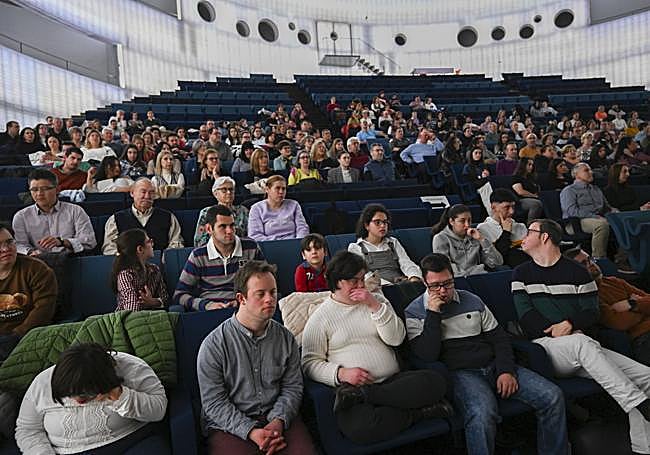 Público asistente este viernes al festival murguero solidario.
