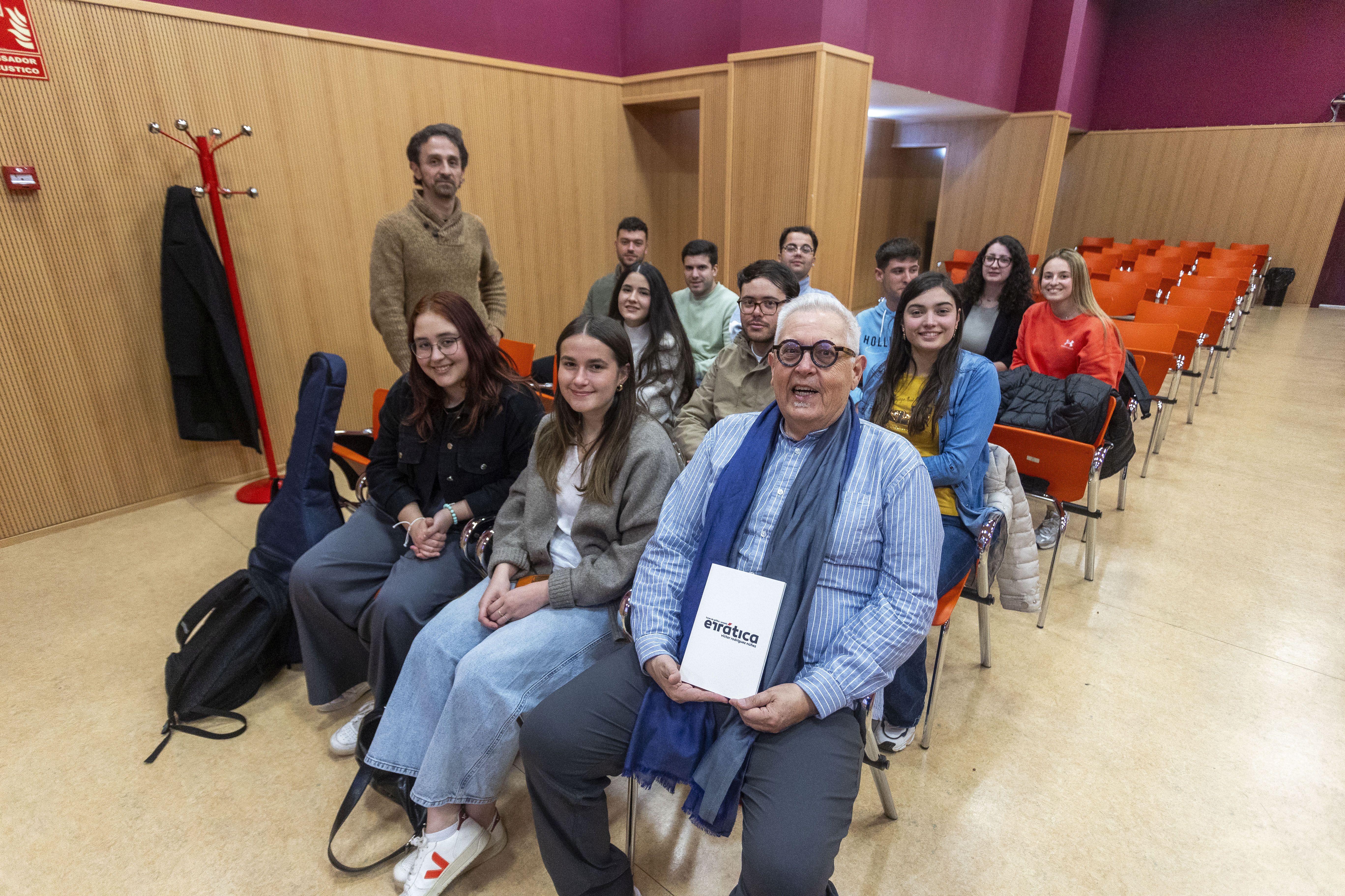 Víctor Rodríguez Núñez presentó su libro de poemas 'Errática' en la Biblioteca Pública de Cáceres.