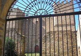 Entrada del castillo de Monroy