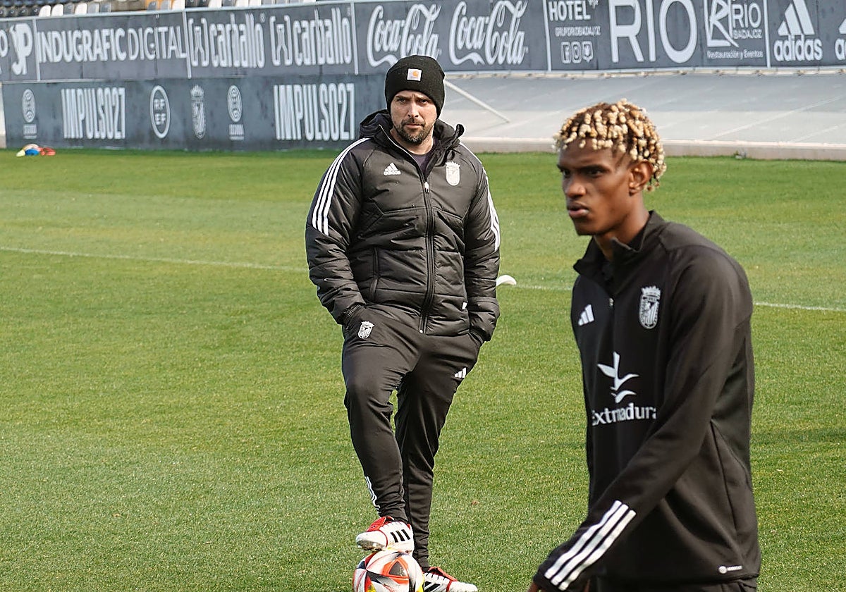 Luis Oliver Sierra dirige una sesión de entrenamiento, con Saidou Bah en primer término.