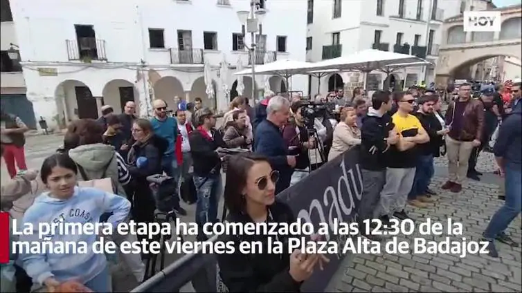 La Vuelta Ciclista masculina a Extremadura recorre las calles pacenses