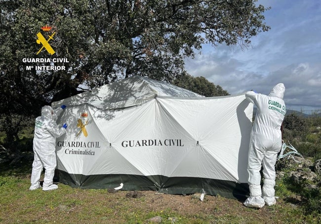 La Guardia Civil en el punto donde encontraron el cadáver de Vicente.