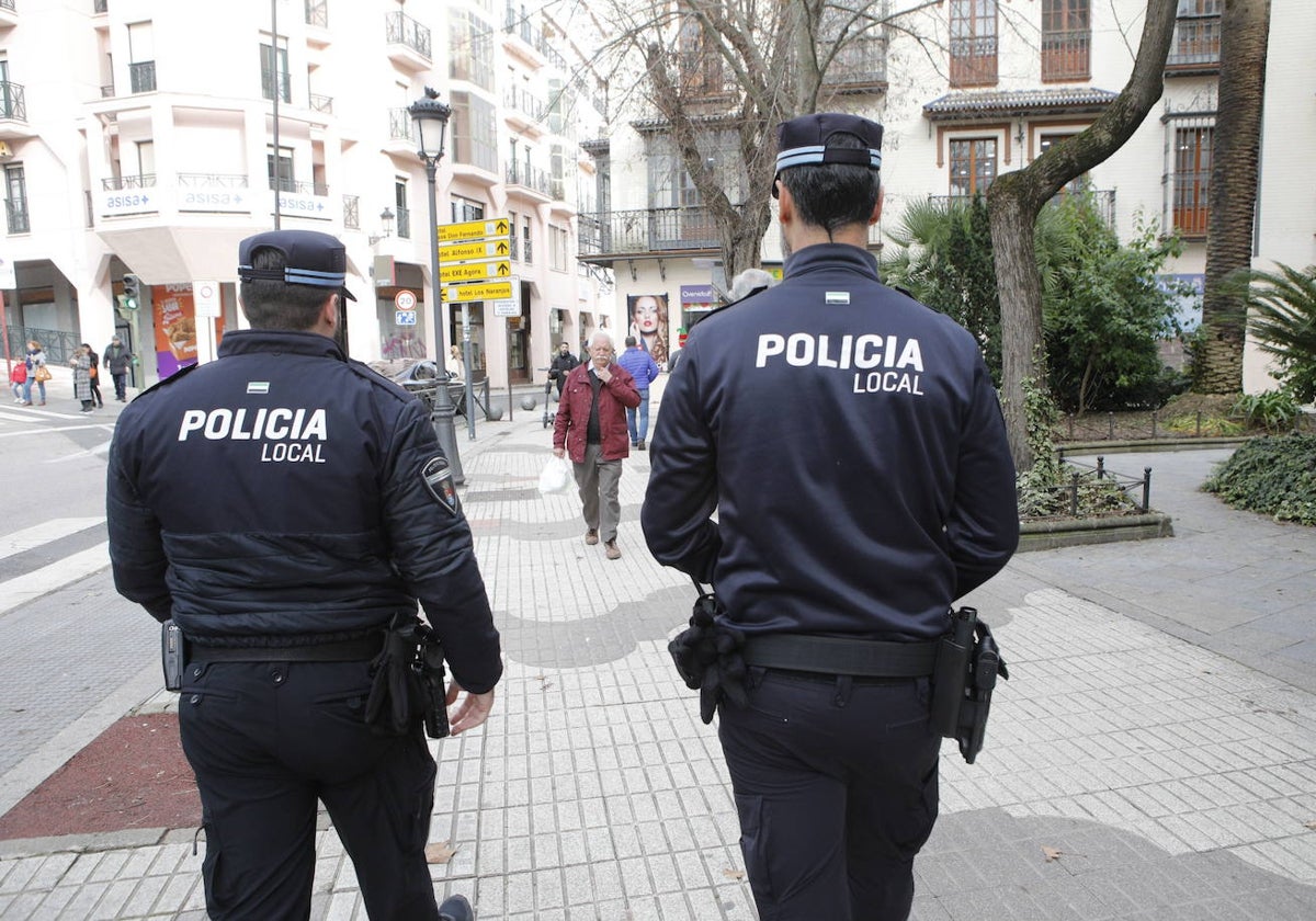 Dos policías locales patrullan por la ciudad de Cáceres.