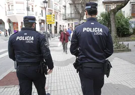 Dos policías locales patrullan por la ciudad de Cáceres.