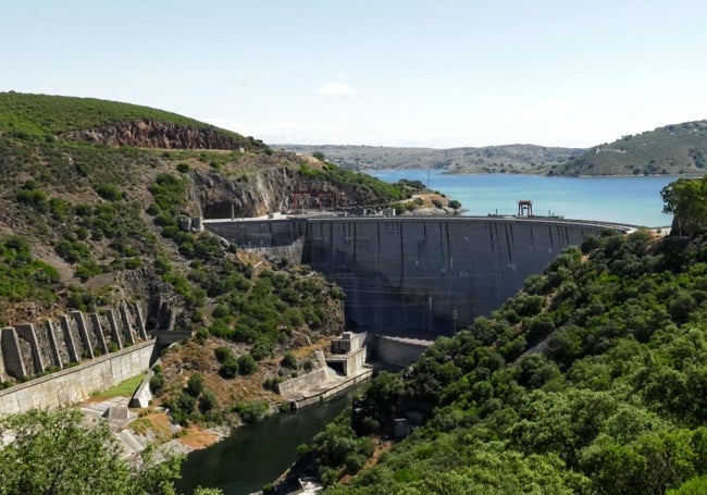 Embalse y central hidroeléctrica de Valdecañas.