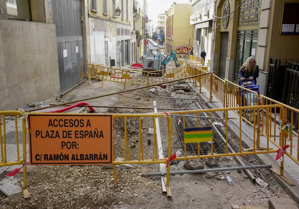 Obras en la calle Zurbarán, paralizadas por la aparición de restos arqueológicos.