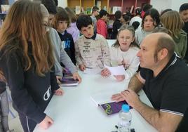 El autor con alumnos del colegio losareño.