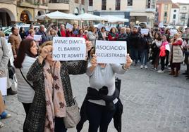 Cerca de 200 personas se concentraron en la Plaza Mayor para pedir la dimisión de Jaime Collado.