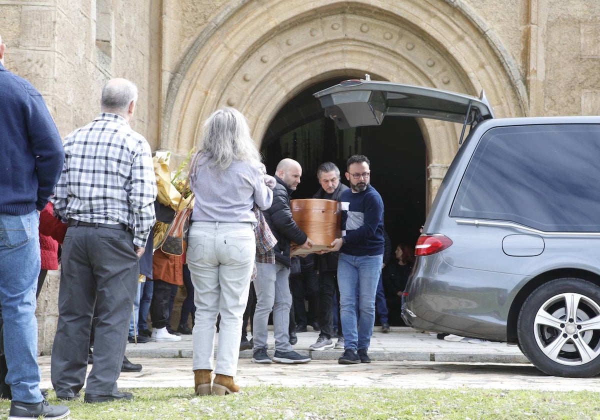 Momento en el que el féretro sale de la parroquia de la Asunción de Hinojal para ser conducido al cementerio de la localidad.